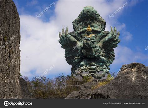 The Garuda Stela: A Majestic Fusion of Stone and Myth!